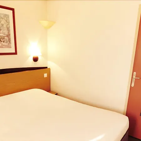 ホテル Campanile Nature - Moulins 3*