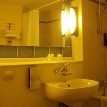 Campanile Moulins 3*